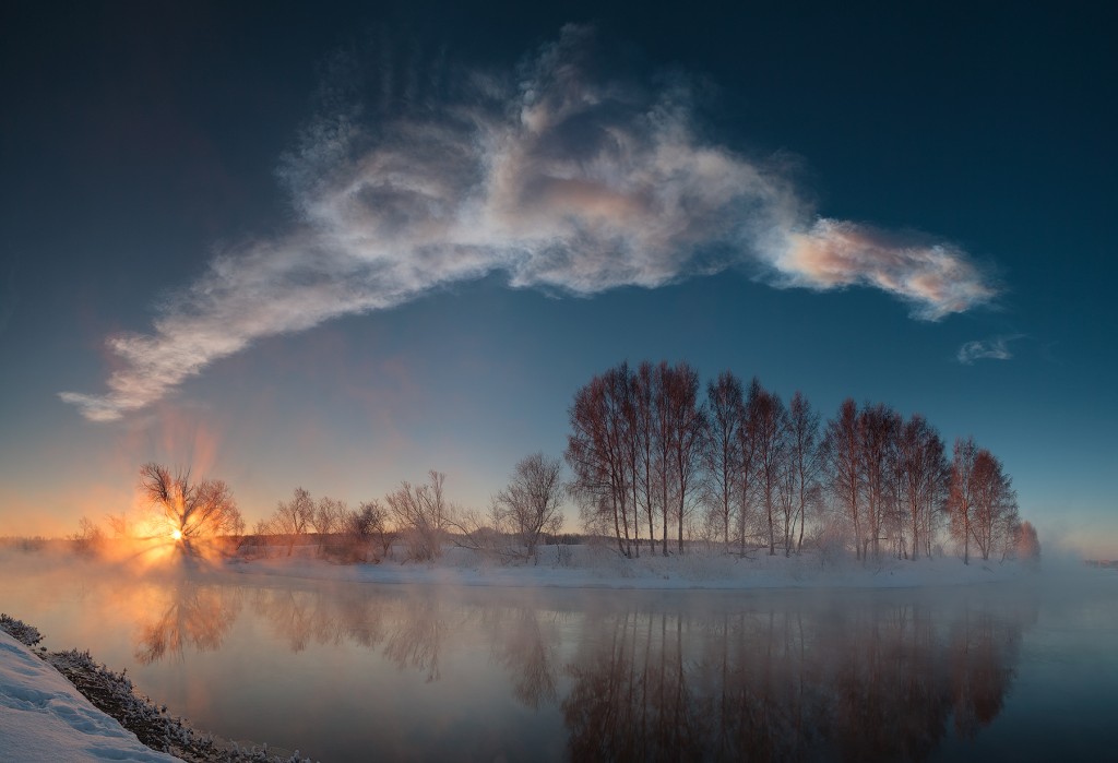 Imágen panorámica de un amanecer en el río Miass