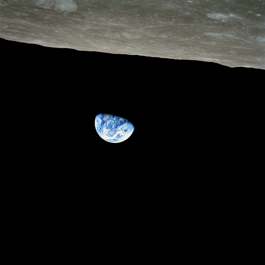 salida de la tierra tomada por el apollo 8 mientras orbitaba la luna